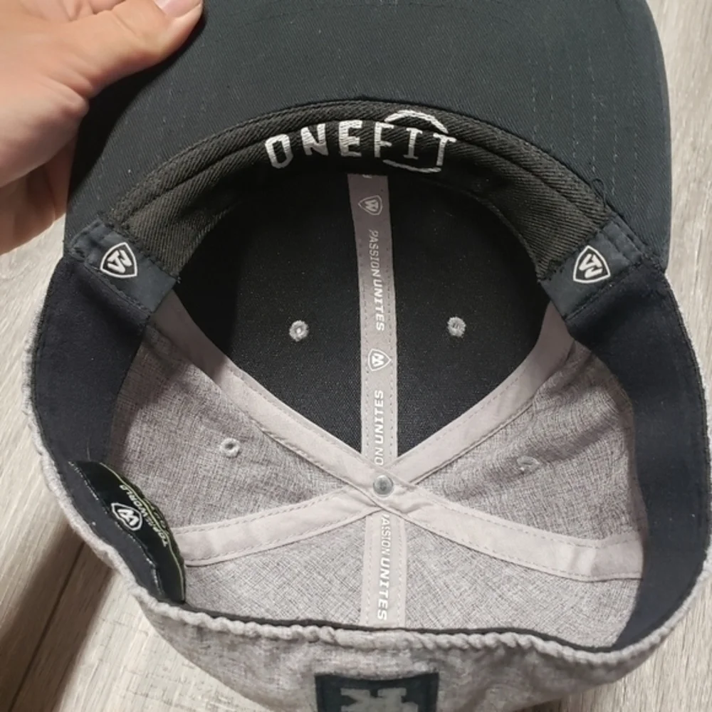 𝅺Top of the world‎ UK youth hat